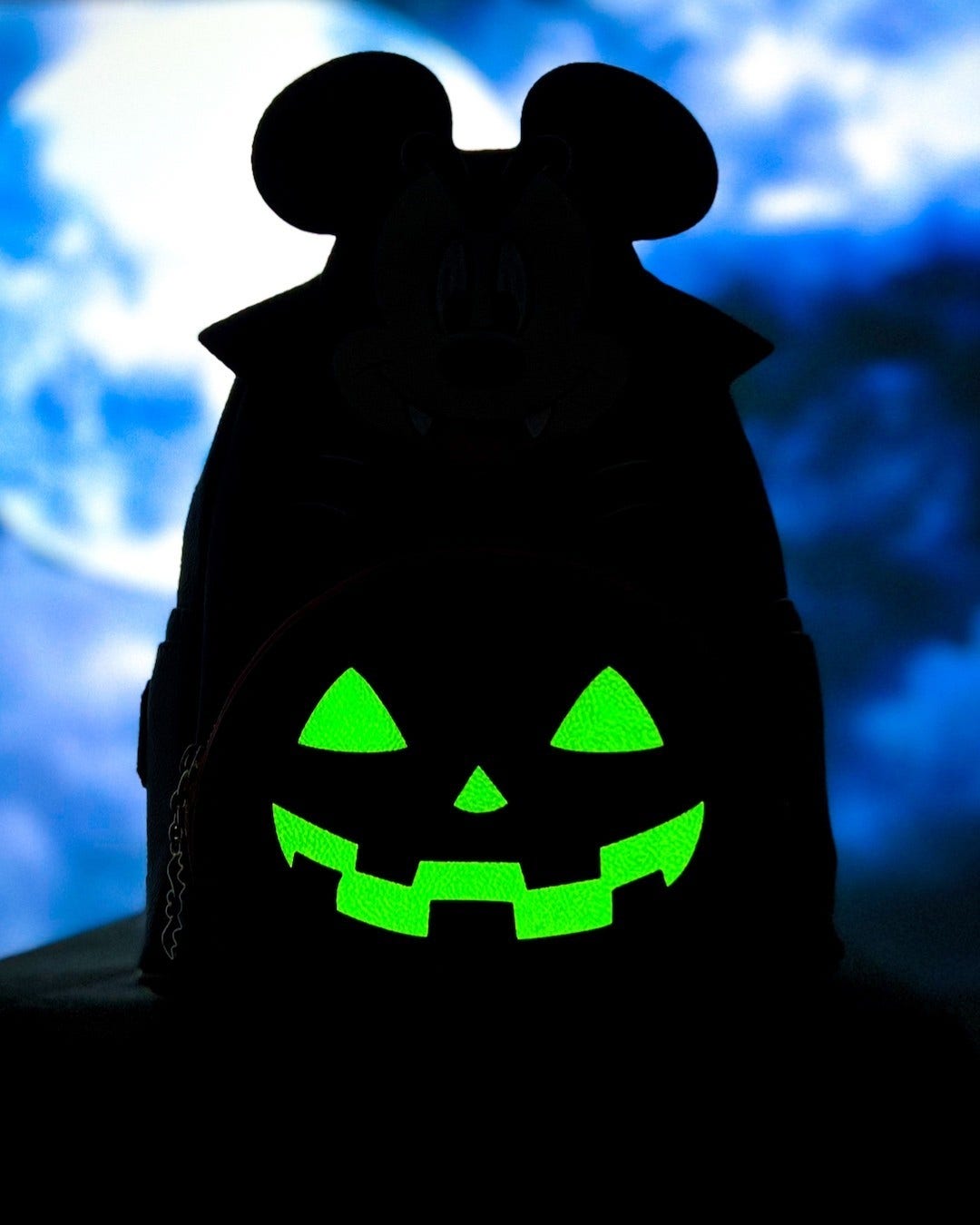 Exclusive Vampire Mickey with Glow in the Dark Pumpkin Mini  display picture 2