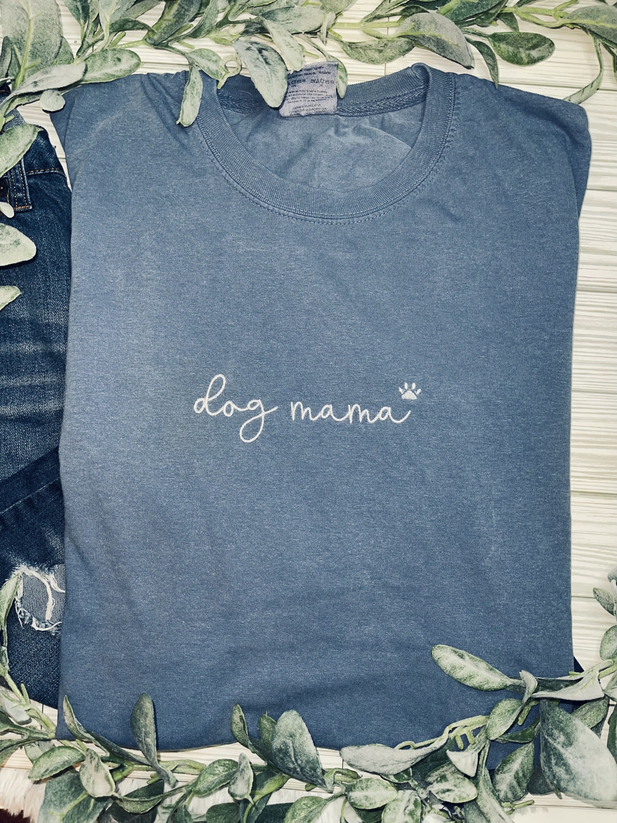 Dog mama (Embroidery T-Shirt) — another view