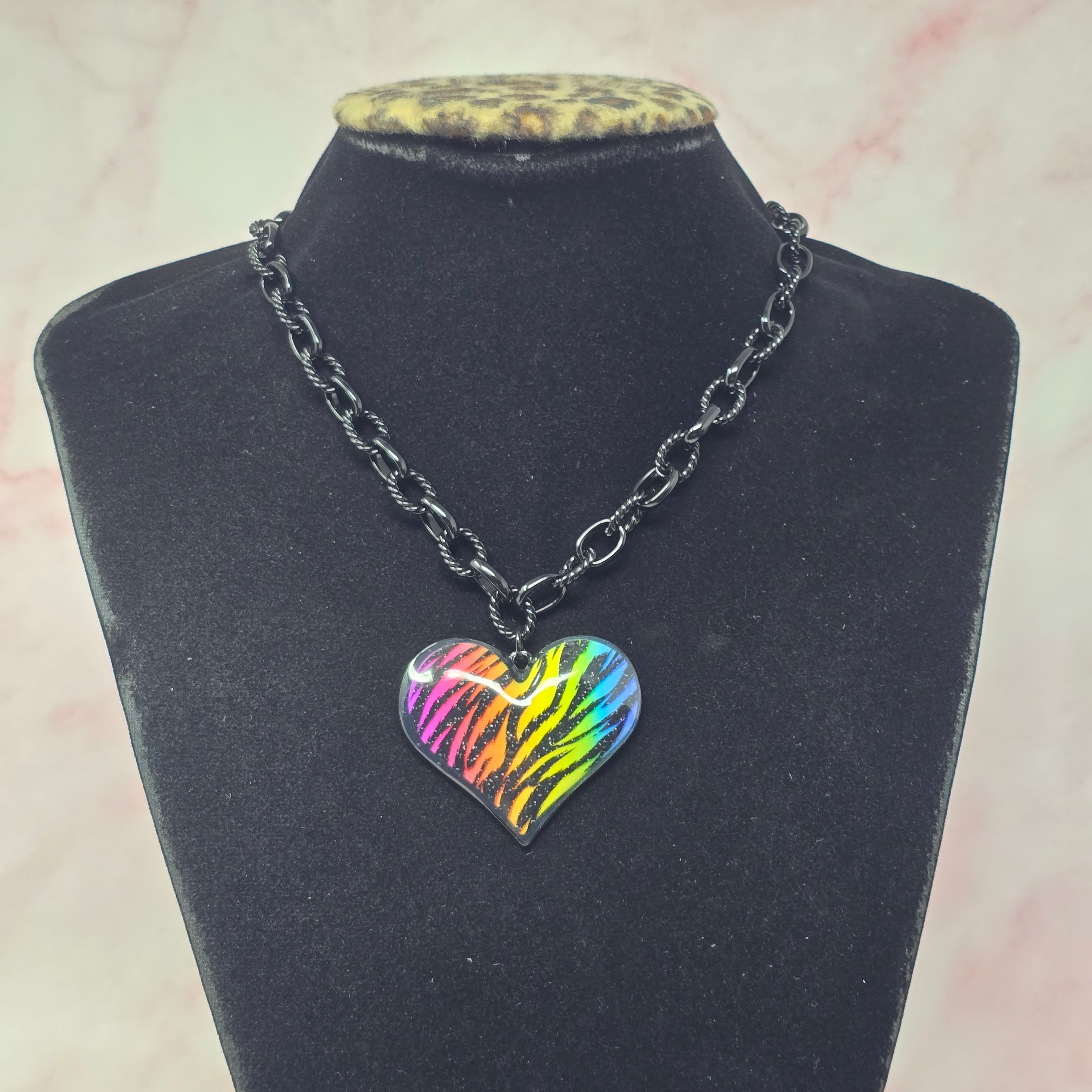 在庫なし　527◆zebra heart & big chain Neon Zebra Print Heart Necklace - Rebel Raven | Mindy's Boutique