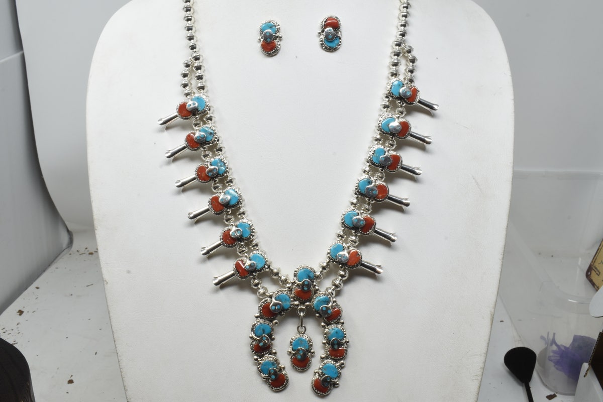 サファイアとガーネットのブレス Turquoise and Coral Effie Calavaza Squash Blossom with Matching