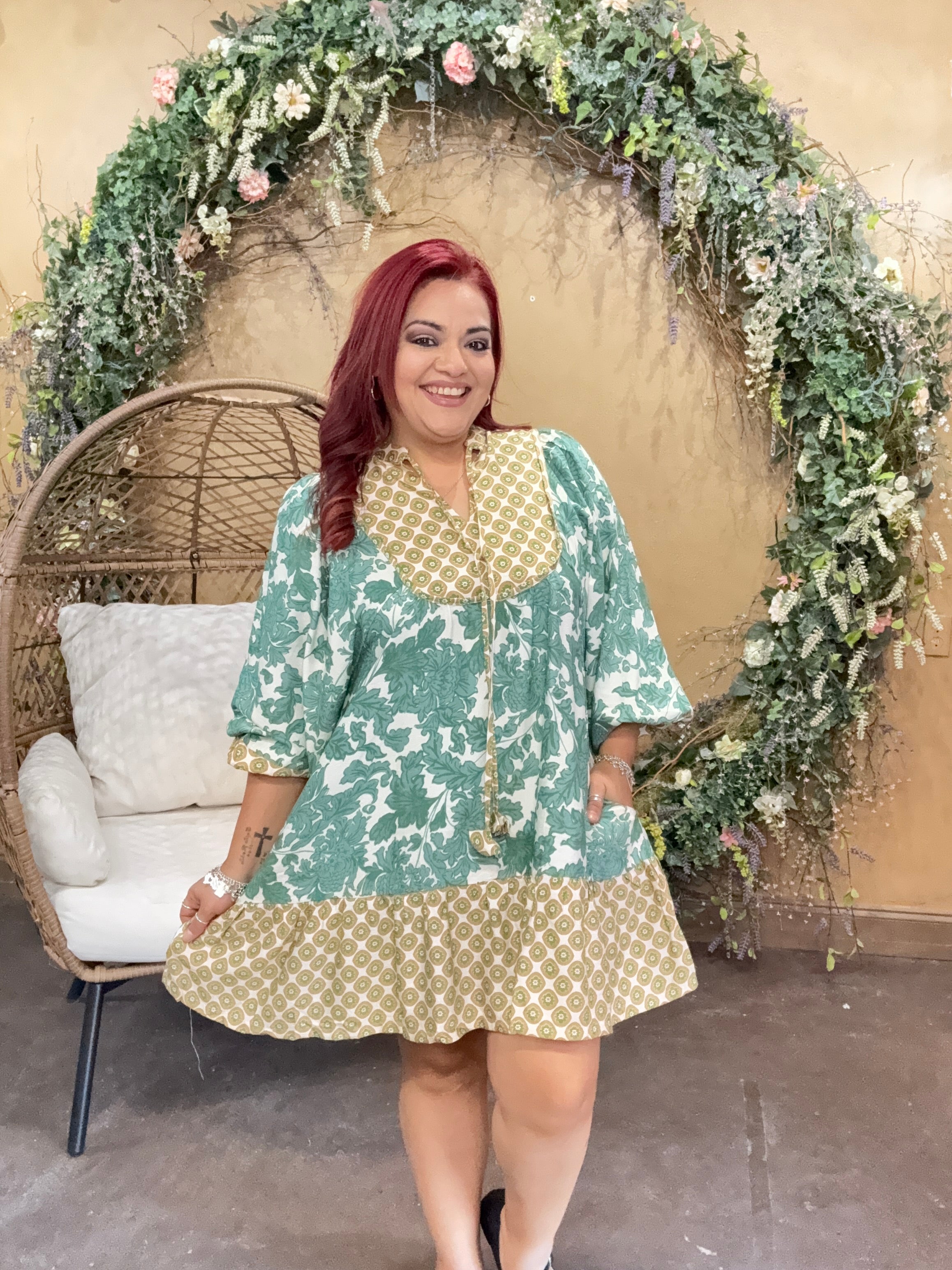 ͡*定様 Her lip to Victoria Tweed Jumper Dr WornOnTV: Victoria Chuah's green tweed blazer and mini skirt on