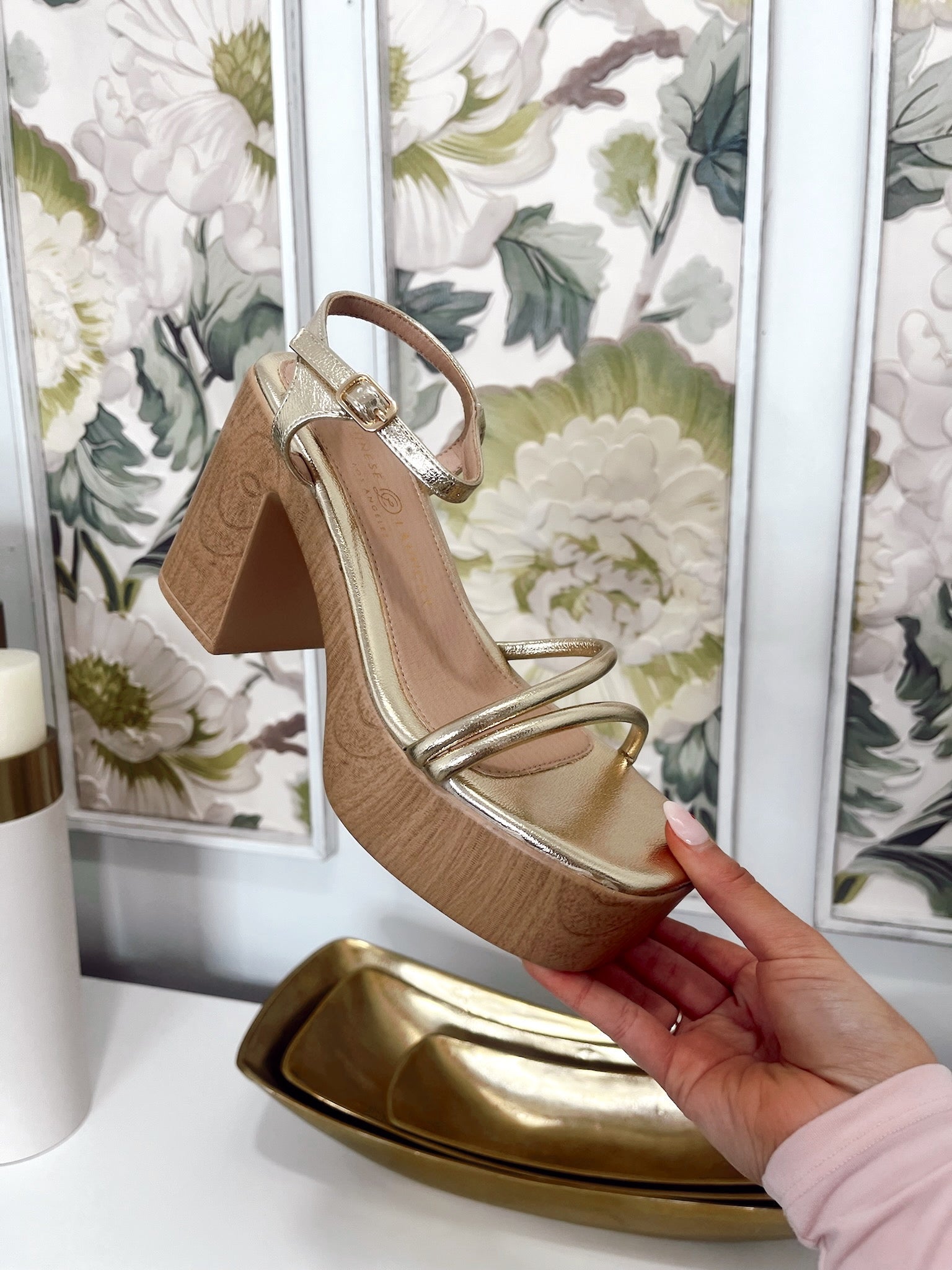 【春夏注目】STEVE MADDEN Fuze スライドサンダル おしゃれ Steve Madden Fuze Sandals in Black | REVOLVE