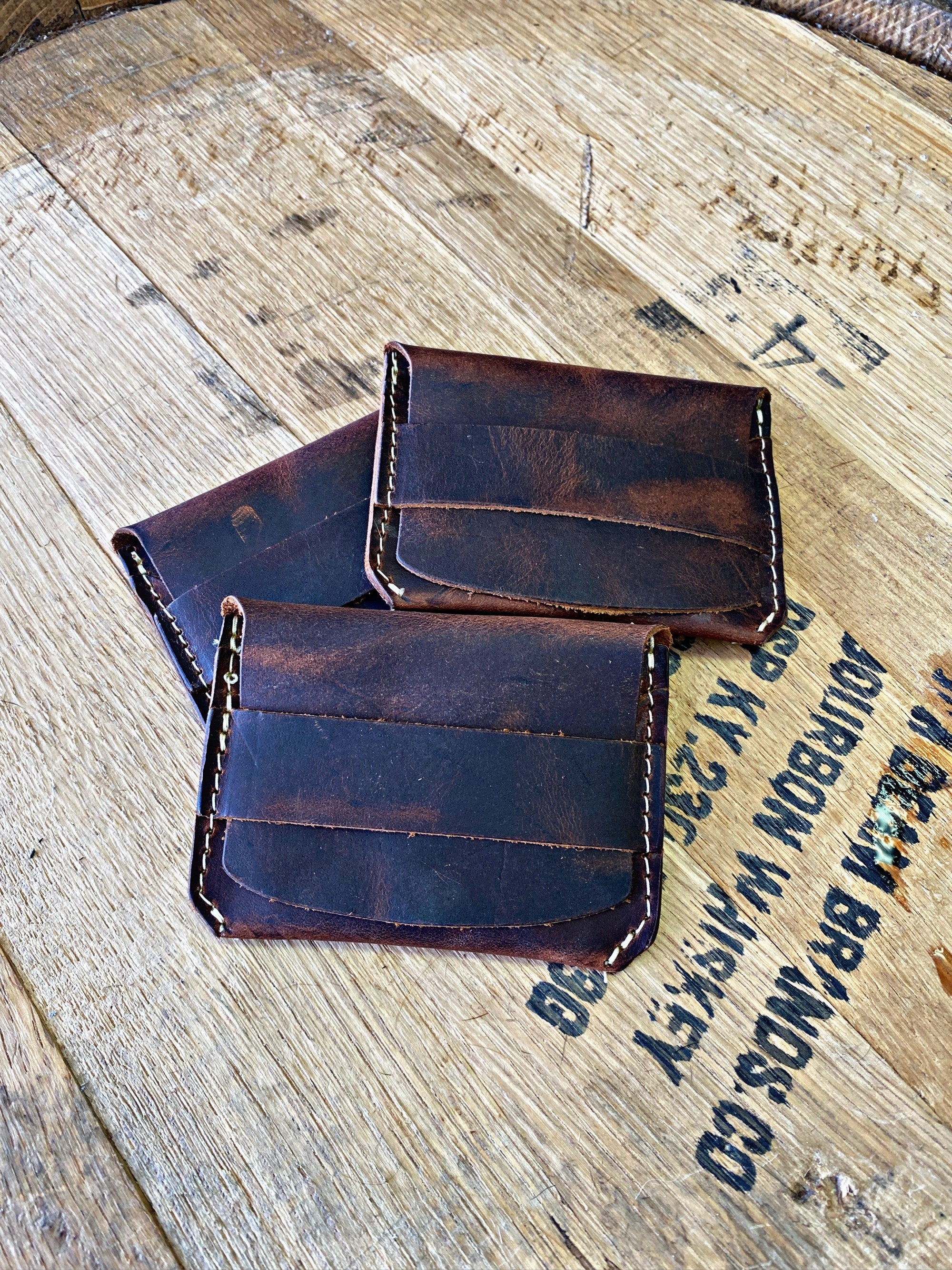 Tシャツ・カットソー DAKS OXFORD CLASSIC Brown cowhide leather wallet DBWA4E273W3 Mens Wallet - Texas English Bridle Dark Brown Minimalist